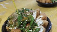 Sensasi pedas nampol dari tahu gejrot bisa kamu temui di kawasan Ragunan, Jakarta Selatan. Namanya Tahu Gejrot Kang Banyu yang memiliki tempat nyaman untuk makan. Harga seporsinya dibanderol Rp 12.000. Foto: Google Review