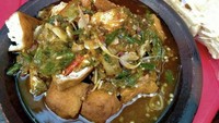 Warung Tahu Gejrot Ambyar bisa kamu kunjungi kalau mencari tahu gejrot yang enak. Lokasinya ada di kawasan Sukabumi Utara, Kebon Jeruk, Jakarta Barat. Selain rasa pedasnya, tahu gejrot di sini juga kuat sekali aroma bawangnya. Foto: Google Review
