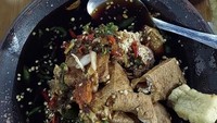 Tahu Gejrot SP (Super Pedas) berlokasi di Joglo, Jakarta Barat. Dengan harga Rp 10.000, kamu bisa menikmati seporsi tahu gejrot yang level pedasnya bisa disesuaikan seleramu. Foto: Google Review