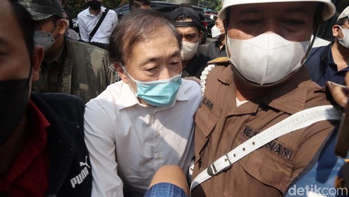 Tersangka kasus dugaan korupsi PT Duta Palma, Surya Darmadi, tiba di gedung Kejaksaan Agung (Kejagung). Begini tampang tersangka korupsi Rp 78 T tersebut.