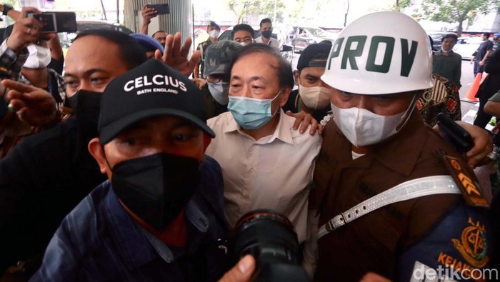 Tersangka kasus dugaan korupsi PT Duta Palma, Surya Darmadi, tiba di gedung Kejaksaan Agung (Kejagung). Begini tampang tersangka korupsi Rp 78 T tersebut.