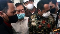 Kasus ini berawal dari operasi tangkap tangan (OTT) yang dilakukan KPK pada Kamis, 25 September 2014, terhadap Annas Maamun sebagai Gubernur Riau saat itu dan Gulat Medali Emas Manurung sebagai Ketua Asosiasi Petani Kelapa Sawit Indonesia (Apkasindo) Provinsi Riau. 