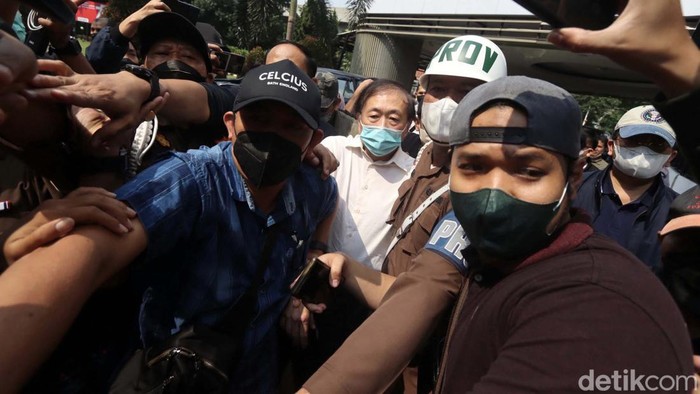 Tampang Surya Darmadi, Tersangka Korupsi Rp 78 T Tersangka kasus dugaan korupsi PT Duta Palma, Surya Darmadi, tiba di gedung Kejaksaan Agung (Kejagung). Begini tampang tersangka korupsi Rp 78 T tersebut.