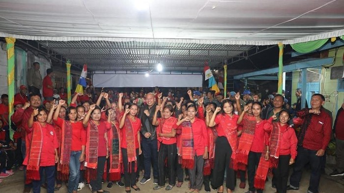 Masyarakat di Desa Hutatua, Parmonangan, Taput foto bersama dengan Nikson Nababan. Dokumen Pemkab Taput