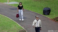 Sejumlah warga meninggalkan kawasan Tebet Eco Park usai berolahraga.