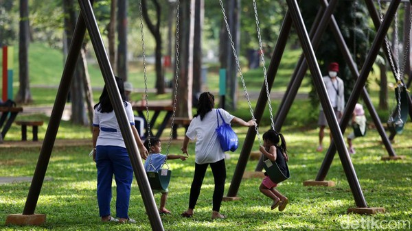 Suasana santai terlihat di Tebet Eco park. Sebelumnya, taman yang berlokasi di kawasan Tebet, Jakarta Selatan, itu ditutup pada Juni lalu. Suasana santai terlihat di Tebet Eco park. Sebelumnya, taman yang berlokasi di kawasan Tebet, Jakarta Selatan, itu ditutup pada Juni lalu.