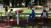 Warga melakukan beragam aktivitas di taman yang kembali dibuka tersebut.