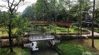 Hari pertams kembali dibuka, suasana Tebet Eco Park masik terlihat sepi.