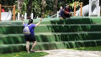 Sebagian penunjung datang dengan mengajak keluarganya.