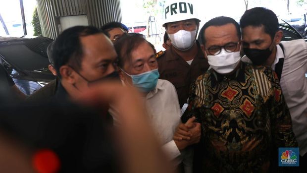 Tersangka kasus dugaan korupsi lahan sawit PT Duta Palma dengan kerugian Rp 78 triliun, Surya Darmadi (kemeja putih-tengah) tiba di gedung Kejaksaan Agung, Jakarta, Senin (15/8/2022). Kepulangan Surya Darmadi ke Tanah Air untuk menghadiri pemeriksaan atas kasusnya. (CNBC Indonesia/ Muhammad Sabki)