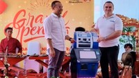Hadir dalam acara tersebut Presdir PT Suri Nusantara Jaya, Dimas Wibowo, CEO PT Brinks Solutions Indonesia, David Maksud, Komisaris PT Suri Nusantara Jaya, Hj. Diana Dewi dan. perwakilan dari Ratu Boga Indonesia, Sisca Soewitomo.