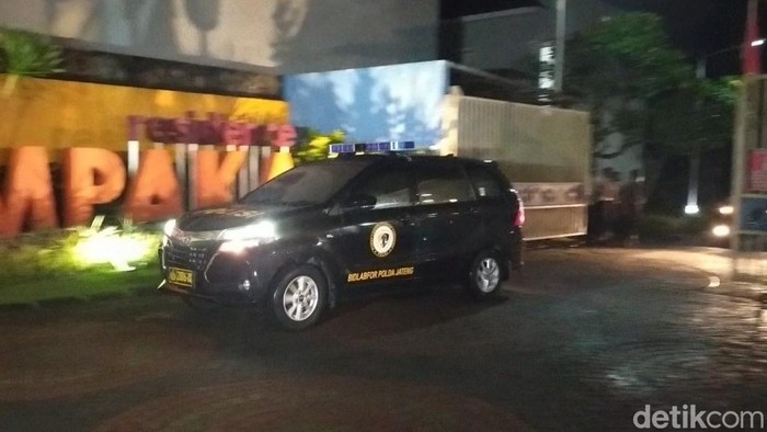 Timsus Polri meninggalkan kompleks Perumahanan Cempaka Residence Magelang, Senin (15/8/2022).