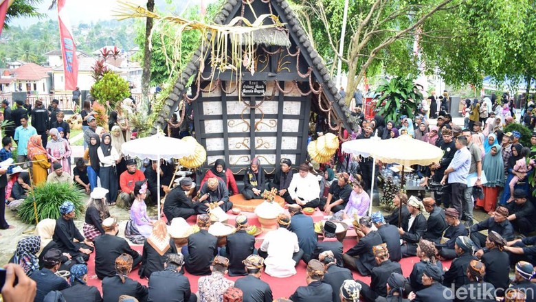 Upacara Adat Seren Taun di Kabupaten Cisitu, Lebak, Banten Upacara Adat Seren Taun di Kabupaten Cisitu, Lebak, Banten