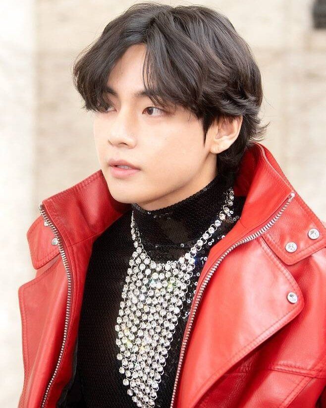 V BTS hadiri Paris Fashion Week