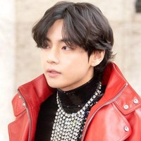 V alias Kim Taehyung menjadi satu-satunya personel BTS yang masuk 10 besar. Posisinya turun empat peringkat dari tahun lalu menjadi urutan ke-3. (Foto: Twitter)