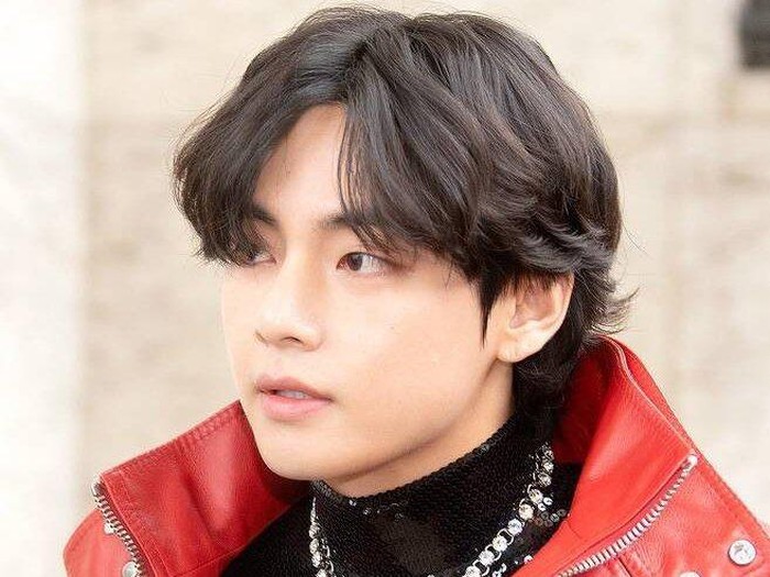 V BTS hadiri Paris Fashion Week