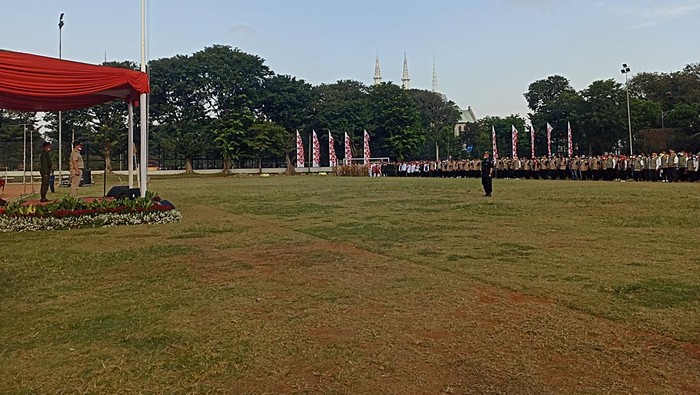 Wagub DKI Ahmad Riza Patria memimpin apel akbar kebangsaan gerakan bagi 10 juta bendera di Lapangan Banteng