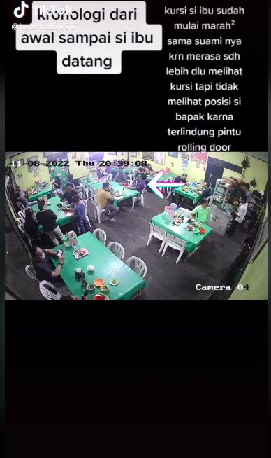 Wanita rebutan kursi di rumah makan