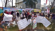 Warga di Cilegon Demo Tolak Tanah Wakaf Dibangun Ruko, Lalin Sempat Macet