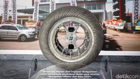 Bagian karetnya diganti dengan menggunakan material metal yang bisa bertahan di kondisi ekstrim. Kemudian bagian dalam ban juga sudah tidak menggunakan udara layaknya ban umumnya. Sebagai gantinya, para insinyur menggunakan konstruksi kerangka logam yang elastis, fleksibel, dan teruji untuk melakukan perjalanan hingga 10 ribu kilometer di bulan.