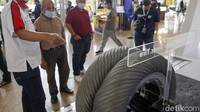 Teknologi yang disematkan di Lunar Rover Tire adalah penggunaan struktur ban ganda di mana dua ban dipasang pada setiap roda, seperti pada truk besar, untuk meningkatkan area bidang kontak ban.