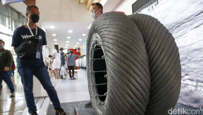Produsen ban asal Jepang memamerkan ban untuk perjalanan di bulan di ajang GIIAS 2022. Ban itu bernama Lunar Rover Tire.