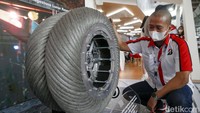 Ban ini dibuat dengan menggunakan material khusus yang bisa bertahan di tengah kondisi ekstrim yang suhunya bisa mulai dari -170 derajat Celcius hingga 120 derajat Celcius dan paparan sinar cosmis.