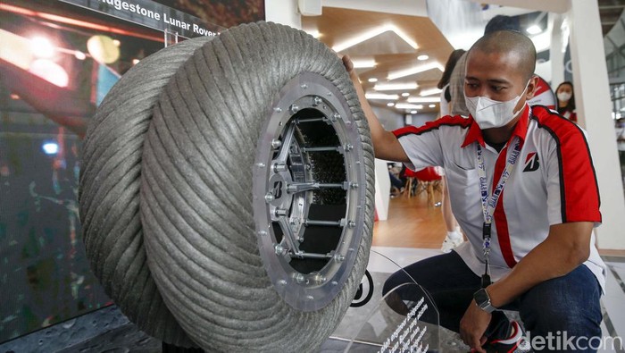 Wow! Ban untuk Perjalanan di Bulan Mejang di GIIAS 2022 Produsen ban asal Jepang memamerkan ban untuk perjalanan di bulan di ajang GIIAS 2022. Ban itu bernama Lunar Rover Tire.