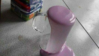 Kok bisa lupa dibalik gelasnya sih? Tumpah deh.