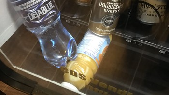 Lagi haus ehh minumannya tersangkut di mesin minuman.