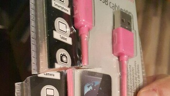 Terlalu semangat buka paket sampai kegunting deh kabel USB-nya.