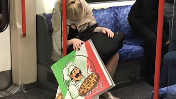 Ngantuk banget, sampai tak sadar pizzanya jatuh.