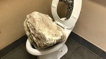 Siapa sih yang iseng banget menaruh batu di kloset?