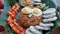 Kalau ini sepertinya tumpeng versi low budget ya. Nasinya tampak seperti nasi kuning, dengan telur mata sapi yang dibentuk menjadi mata. Tumpeng ini pun dilengkapi dengan kerupuk putih dan sayuran tomat segar. Foto: Twitter/@hadnihays 