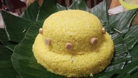 Tumpeng ini dibuat sangat sederhana. Hanya dengan tumpukan nasi kuning dan potongan sosis sebagai hiasan. Kira-kira ini bentuk apa ya? Foto: Facebook/Rahmad Hidayat