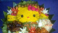 Wah! Sepertinya kreasi tumpeng ini bakal digemari anak-anak perempuan. Bentuk nasi kuning dibuat seperti tokoh kartun Hello Kitty lengkap dengan pita pink miliknya. Foto: Twitter/@myciooo