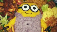 Lucu! Kreasi tumpeng nasi kali ini dibuat menjadi bentuk Minion. Tak semuanya menggunakan nasi kuning, karena bagian baju minion dibuat dari nasi warna ungu. Foto: Twitter/@yyastoes_