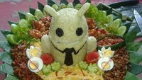 Tumpeng ini tampaknya bisa menjadi ide kue ulang tahun anak laki-laki. Bentuknya dibuat menjadi seperti karakter Pokemon. Tapi tetap ada lauk lengkap mulai dari oseng tempe, telur dadar, hingga sambal. Foto: Twitter/@ykzr