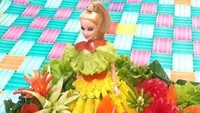 Kali ini, sosok kartun Barbie yang dibuat menjadi tumpeng. Gaun Barbie dibuat dari nasi kuning, kemudian bagian hiasan baju atasnya dibentuk menggunakan daun selada. Unik ya! Foto: Instagram/@katalucugambar 