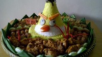Kreatif! Tumpeng ini dibentuk menjadi seperti kartun Angry Bird. Bentuk burungnya pas sekali dengan bentuk segitiga dari tumpeng. Tinggal ditambah beberapa hiasan dari wortel untuk melengkapi alis dan hidung Angry Bird.  Foto: Twitter/@penammpakan