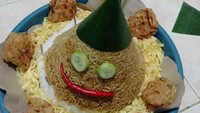 Tumpeng biasanya dibuat dari nasi kuning, tapi netizen ini justru membuat tumpeng dari mie goreng. Tumpeng mie goreng itu dikreasikan menjadi bentuk orang. Ada mata dari timun dan mulut dari cabai. Foto: Facebook/Bella Andini
