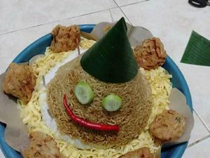 Kocak! 10 Tumpeng Nyeleneh Buatan Netizen, Ada Bentuk Elsa