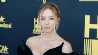 Sydney Sweeney mengenakan busana bernuansa hijau dengan bagian atas terbuka. (Foto: Variety via Getty Images/Gilbert Flores)