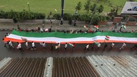 Peserta membawa bendera panjang untuk merayakan Hari Kemerdekaan India ke-75 , di Lal Chowk, Srinagar, India, Senin (15/8/2022) . (Waseem Andrabi/Getty Images)