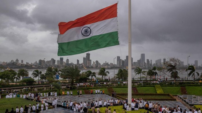 1242529157 MUMBAI, INDIA AUGUST 15: Huge crowd during the Azadi Ka Amrit Mahotsav on the occasion of the 75th Independence Day celebrations at Marine Drive, on August 15, 2022 in Mumbai, India. (Photo by Bhushan Koyande/Hindustan Times via Getty Images)