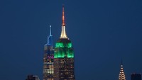 Ini dia penampakan puncak gedung Empire State yang merefleksikan lampu dengan warna bendera India yang khas, Senin (15/8/2022).