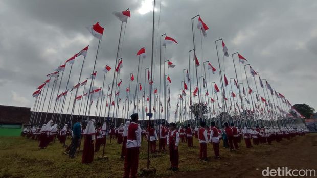 360 bendera merah putih dikibarkan oleh siswa-siswi SD Muhammadiyah Plus, Kota Salatiga, Selasa (16/8/2022).