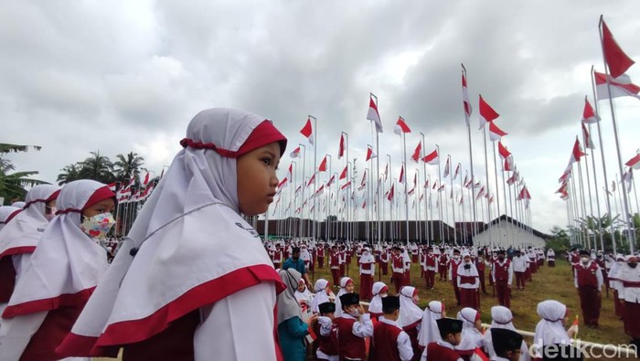 360 bendera merah putih dikibarkan oleh siswa-siswi SD Muhammadiyah Plus, Kota Salatiga, Selasa (16/8/2022).