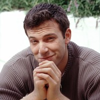 10. Di usia 53 tahun, Ben Affleck masih menghiasi daftar pria tertampan versi CelebVote. Aktor ‘Batman v Superman: Dawn of Justice’ tersebut memang dikenal dengan ketampanan dan karismanya yang gagah. Tak heran jika kehadiranya dalam film masih ditunggu para penggemar terlepas dari berbagai kontroversi. Foto: Getty Images/Ron Davis