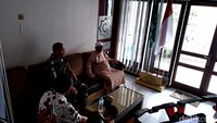 Tampak Ustaz Abu tersenyum sambil mengucapkan salam kepada orang-orang yang dia lewati. Dia pun memberi menyambut hangat Danrem 074/Warastratama Kolonel Inf Achiruddin, Dandim 0726/Sukoharjo Letkol Czi Slamet Riyadi, Kapolres Sukoharjo AKBP Wahyu Nugroho Setyawan dan Staf Khusus Menko Pembangunan Manusia dan Kebudayaan (PMK) Ravik Karsidi. Foto: Bayu Ardi Isnanto/detikJateng